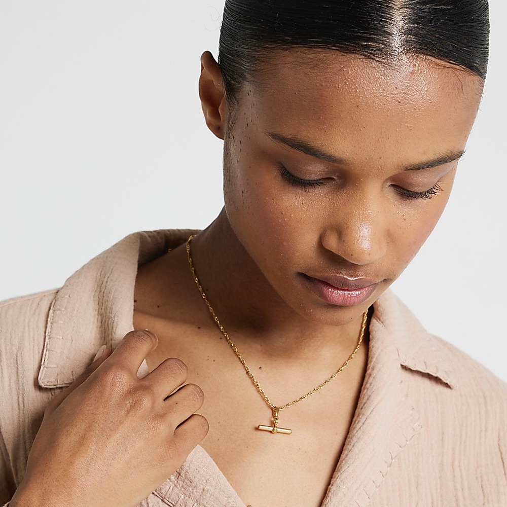 📿Gold Tone Fashion T Bar Necklace. Like New.